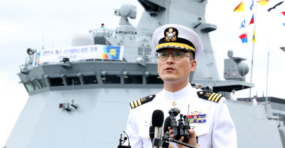한규철 해군 천안함장이 19일 오후 경남 창원시 진해구 진해 군항에서 열린 해군 신형 호위함 천안함(FFG-826) 취역식에 앞서 언론과 인터뷰하고 있다. 2023.5.19 연합뉴스