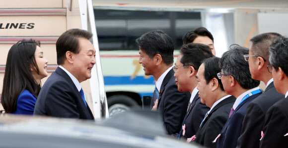 주요 7개국(G7) 정상회의에 참석하는 윤석열 대통령과 김건희 여사가 19일 일본 히로시마공항에 도착, 공군 1호기에서 내린 뒤 야마다 겐지 일본 외무부대신 등 일본측 영접 인사들과 악수하고 있다. 2023.5.19 연합뉴스