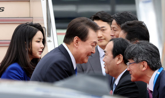 주요 7개국(G7) 정상회의에 참석하는 윤석열 대통령과 김건희 여사가 19일 일본 히로시마공항에 도착, 공군 1호기에서 내린 뒤 영접 인사들과 악수하고 있다. 2023.5.19 연합뉴스