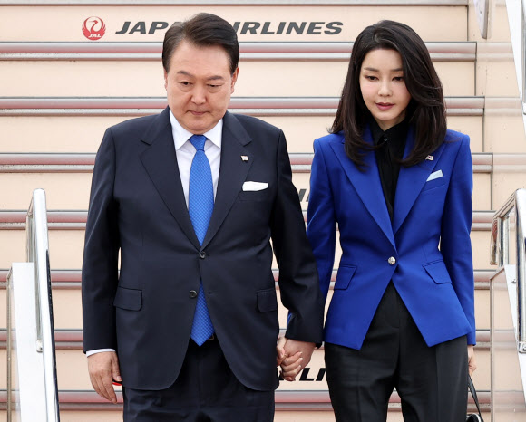 주요 7개국(G7) 정상회의에 참석하는 윤석열 대통령과 김건희 여사가 19일 일본 히로시마공항에 도착, 공군 1호기에서 내리고 있다. 2023.5.19 연합뉴스