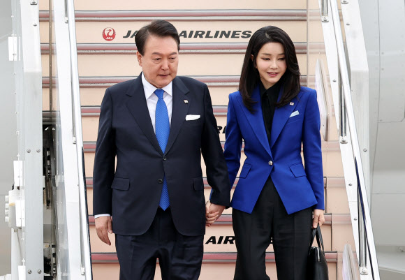 주요 7개국(G7) 정상회의에 참석하는 윤석열 대통령과 김건희 여사가 19일 일본 히로시마공항에 도착, 공군 1호기에서 내리고 있다. 2023.5.19 연합뉴스