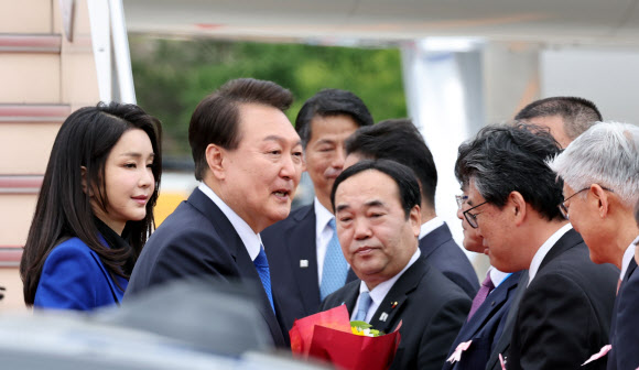 주요 7개국(G7) 정상회의에 참석하는 윤석열 대통령과 김건희 여사가 19일 일본 히로시마공항에 도착, 공군 1호기에서 내린 뒤 영접 인사들과 악수하고 있다. 2023.5.19 연합뉴스