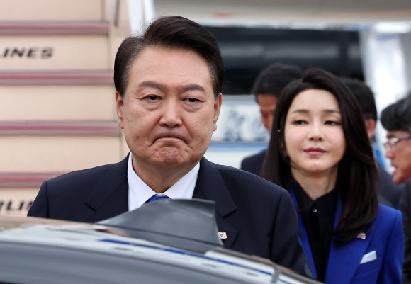 주요 7개국(G7) 정상회의에 참석하는 윤석열 대통령과 김건희 여사가 19일 일본 히로시마공항에 도착, 공군 1호기에서 내린 뒤 차량으로 향하고 있다. 2023.5.19 연합뉴스