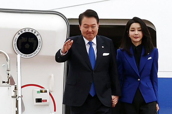 주요 7개국(G7) 정상회의에 참석하는 윤석열 대통령과 김건희 여사가 19일 일본 히로시마공항에 도착, 공군 1호기에서 내리며 영접인사들에게 손을 들어 인사하고 있다. 2023.5.19 연합뉴스