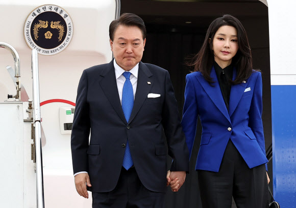 주요 7개국(G7) 정상회의에 참석하는 윤석열 대통령과 김건희 여사가 19일 일본 히로시마공항에 도착, 공군 1호기에서 내리고 있다. 2023.5.19 연합뉴스