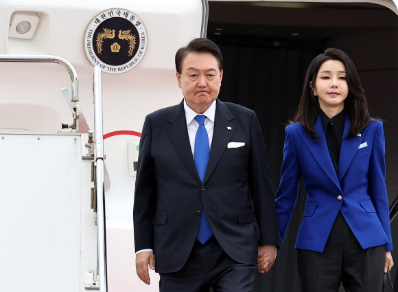 주요 7개국(G7) 정상회의에 참석하는 윤석열 대통령과 김건희 여사가 19일 일본 히로시마공항에 도착, 공군 1호기에서 내리고 있다. 2023.5.19 연합뉴스