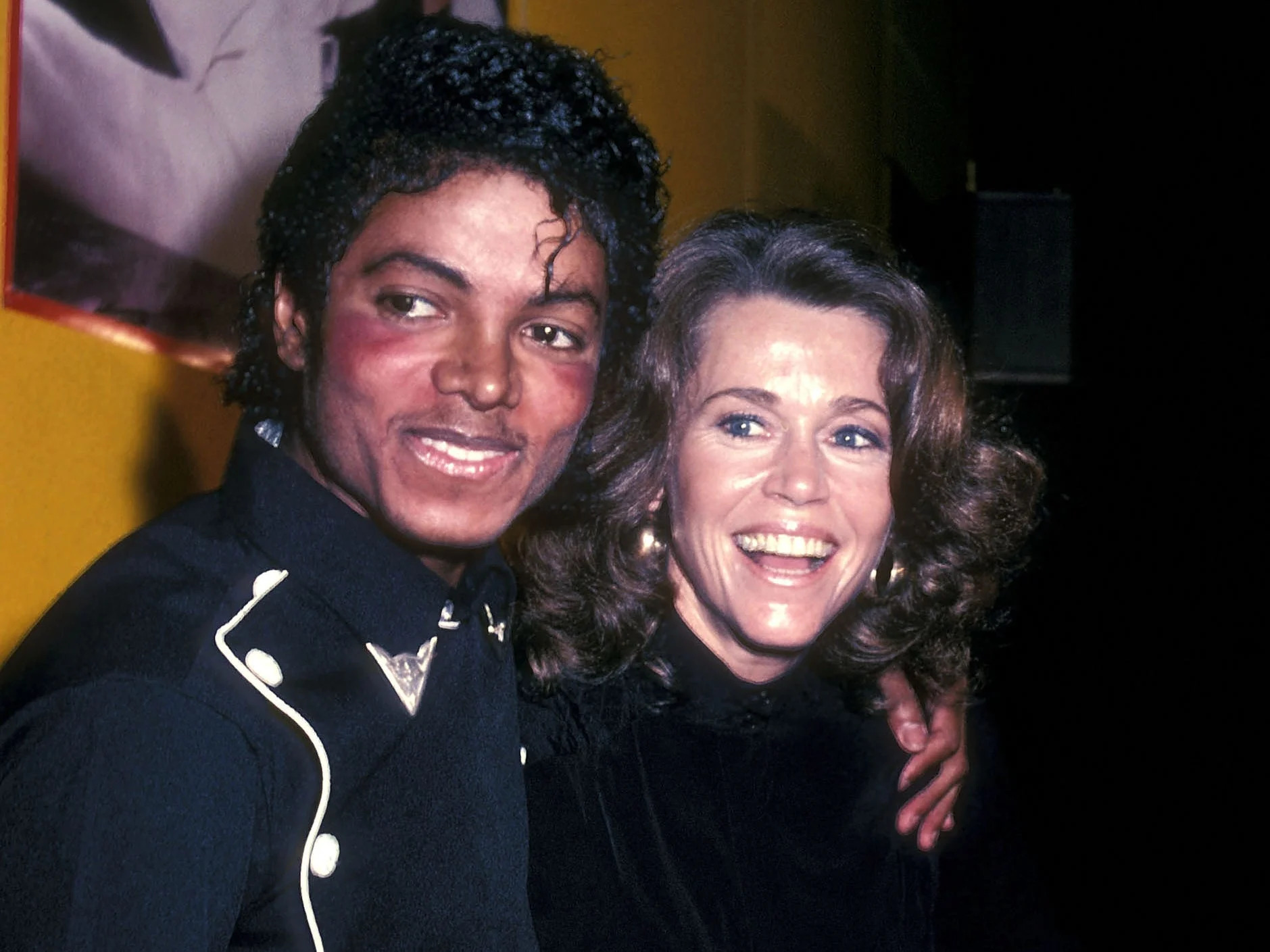 1983년 마이클 잭슨의 앨범 ‘스릴러’가 플래티넘 판매를 인증받았을 때 제인 폰다가 함께 축하하고 있다. AFP 자료사진