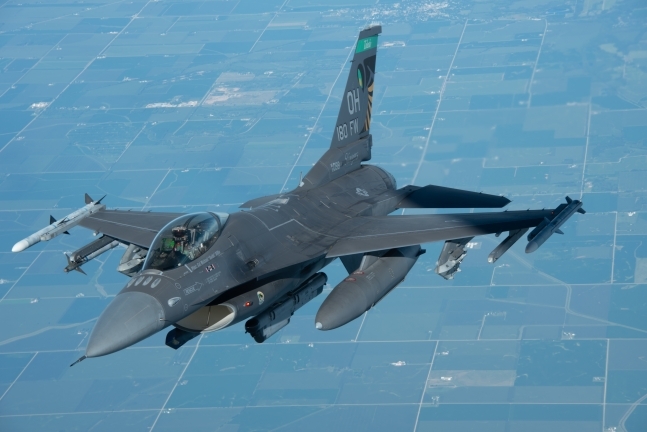2022년 8월11일(현지시간) 미국 오하이오주 방위군 제180 전투비행단의 미 공군 F-16 팰컨 전투기가 아이오와 상공을 비행하고 있다. 미 공군 주 방위군 자료