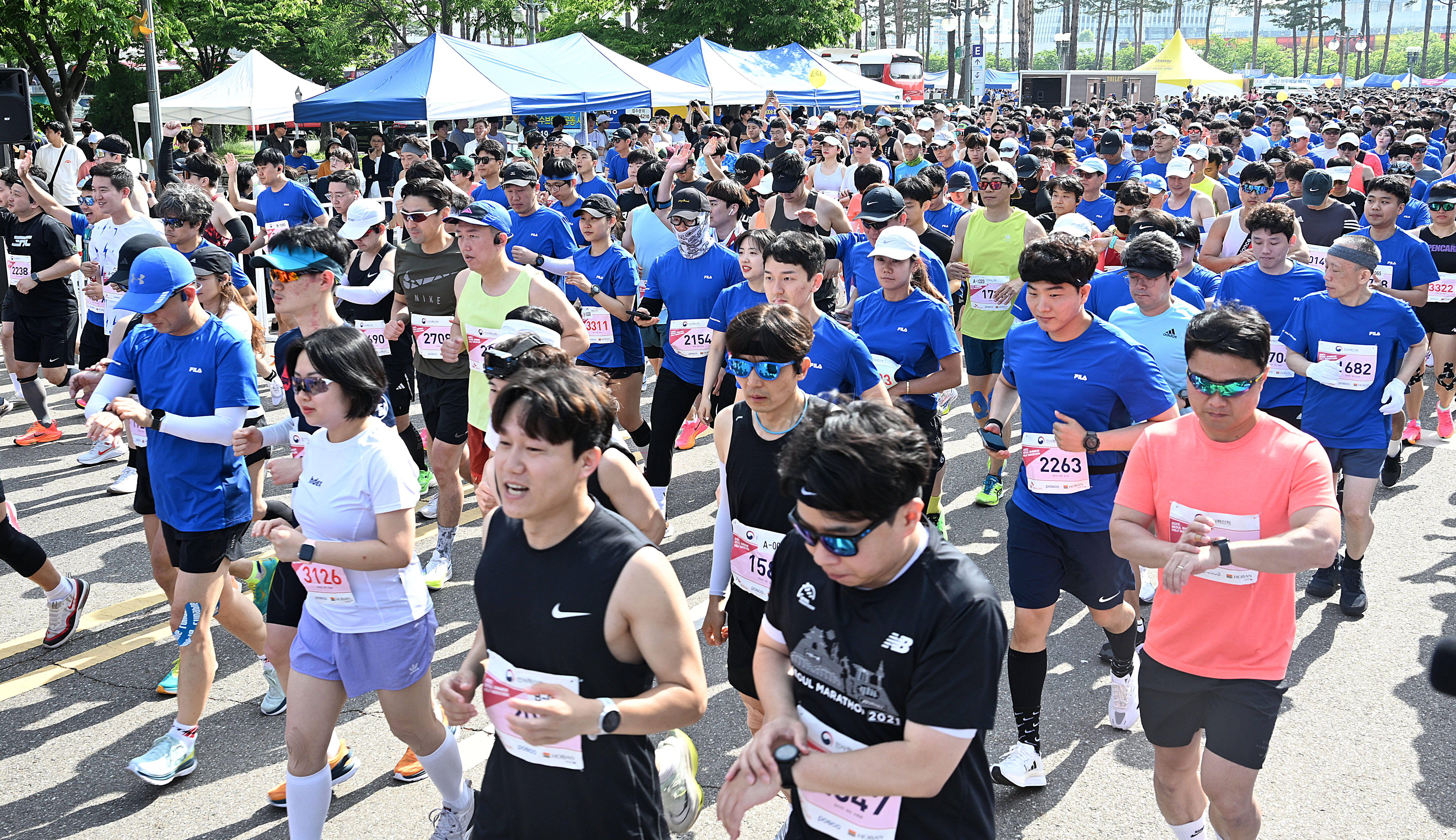 20일 서울 마포구 상암동 일대에서 열린 2023 서울신문 하프마라톤에서 참가자들이 스타트 라인을 밟고 힘차게 뛰고 있다. 2023.5.20 오장환 기자