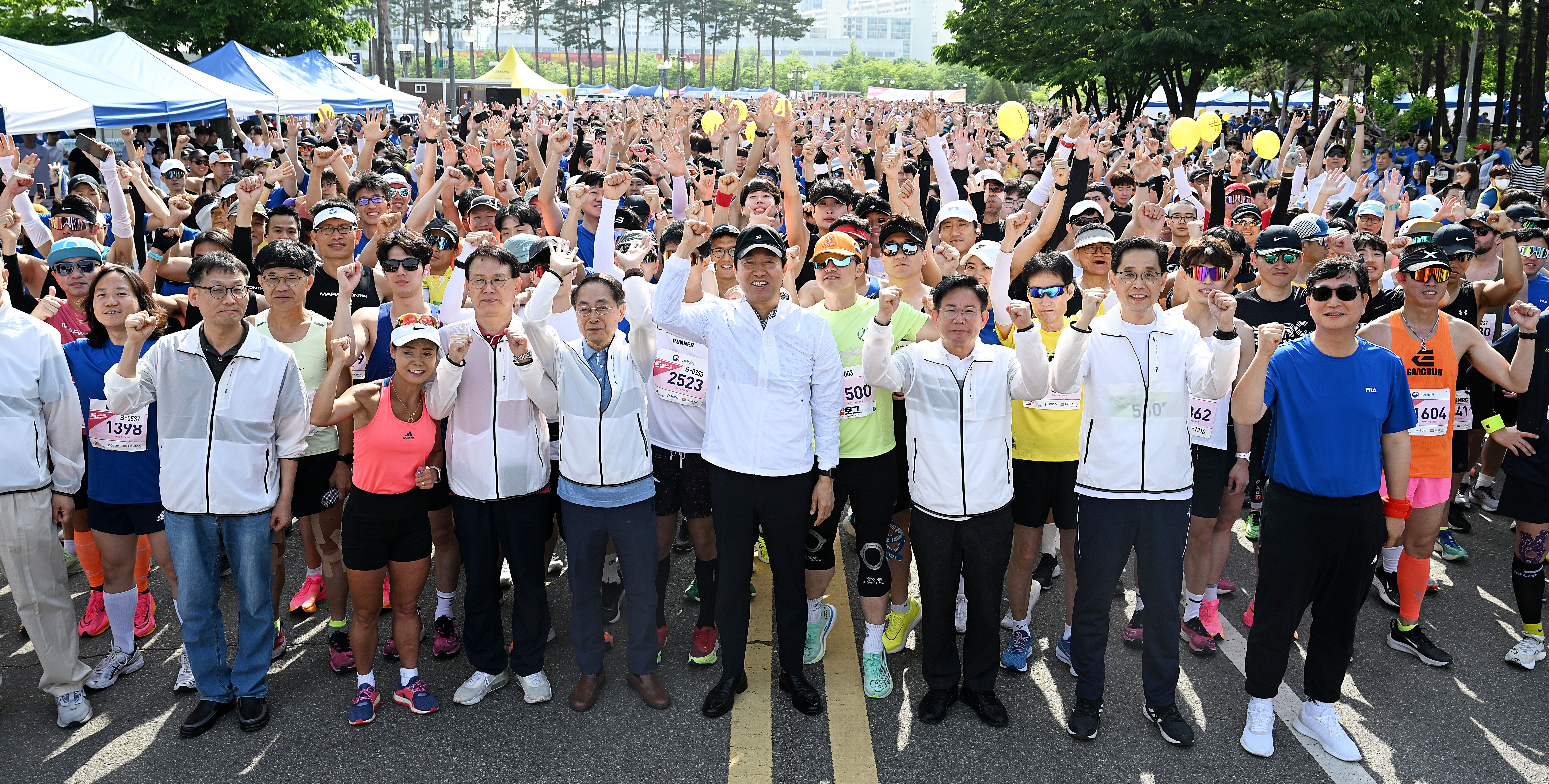 오세훈 서울시장, 곽태헌 서울신문사 사장 등 내빈들이 20일 서울 마포구 상암동 일대에서 열린 2023 서울신문 하프마라톤에서 참가자들과 함께 파이팅을 외치고 있다. 2023.5.20 오장환 기자