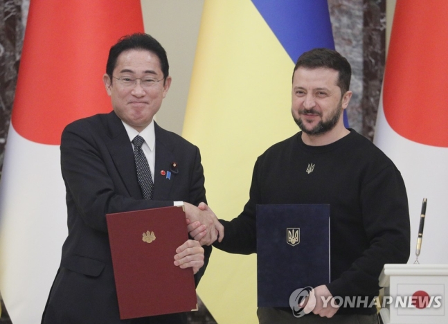 젤렌스키 우크라이나 대통령(오른쪽)과 기시다 일본 총리. EPA 연합뉴스