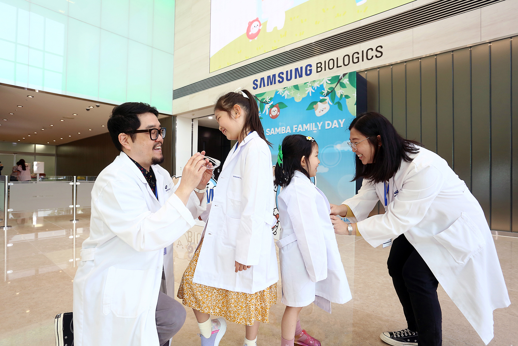 삼성바이오로직스 임직원 자녀들이 실험실 가운입기 체험을 하고 있다. 삼성바이오로직스 제공