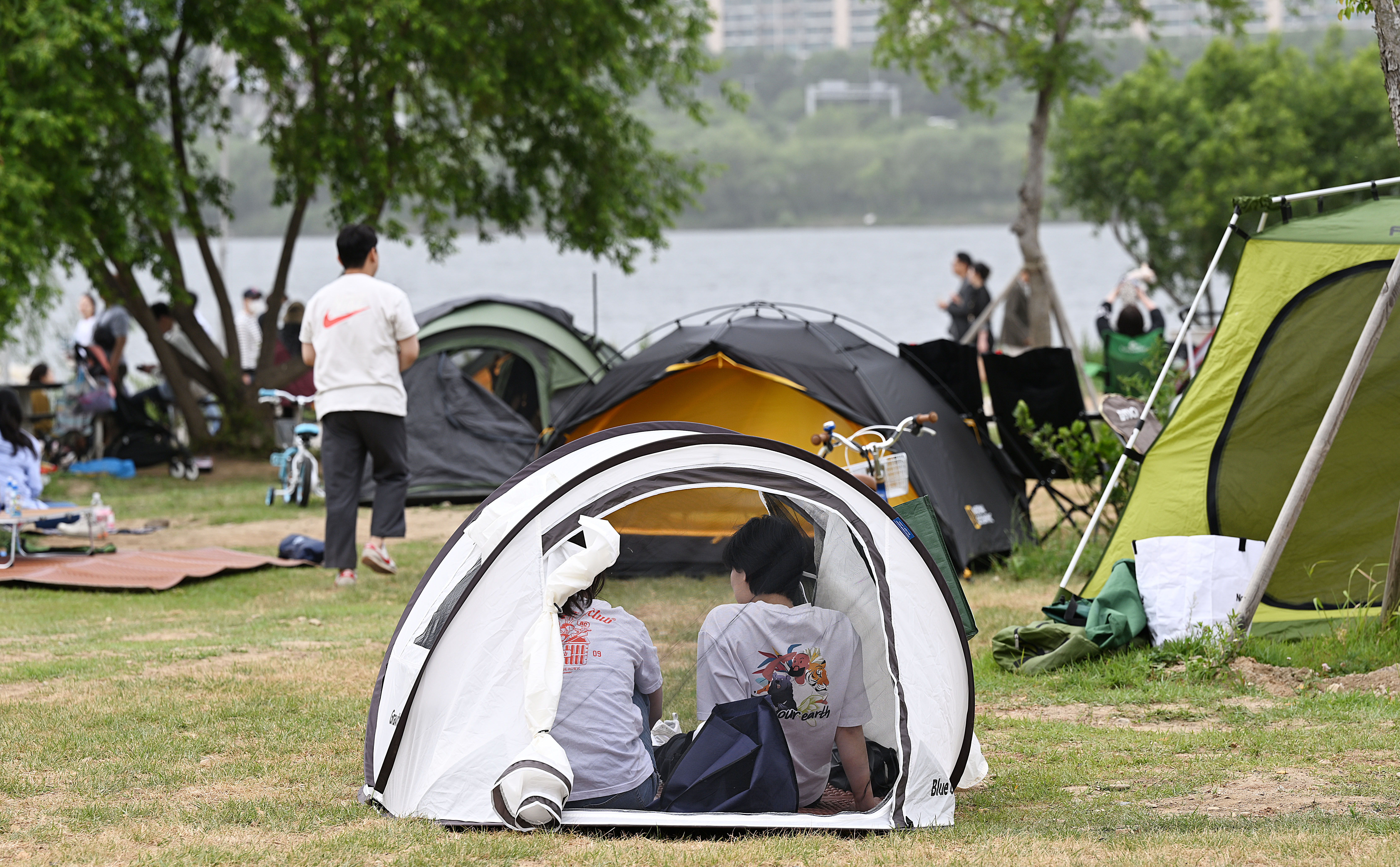 주말을 맞은 21일 서울 서초구 반포 한강공원을 찾은 시민들이 텐트를 치고 휴식을 즐기고 있다. 2023.5.21 오장환 기자