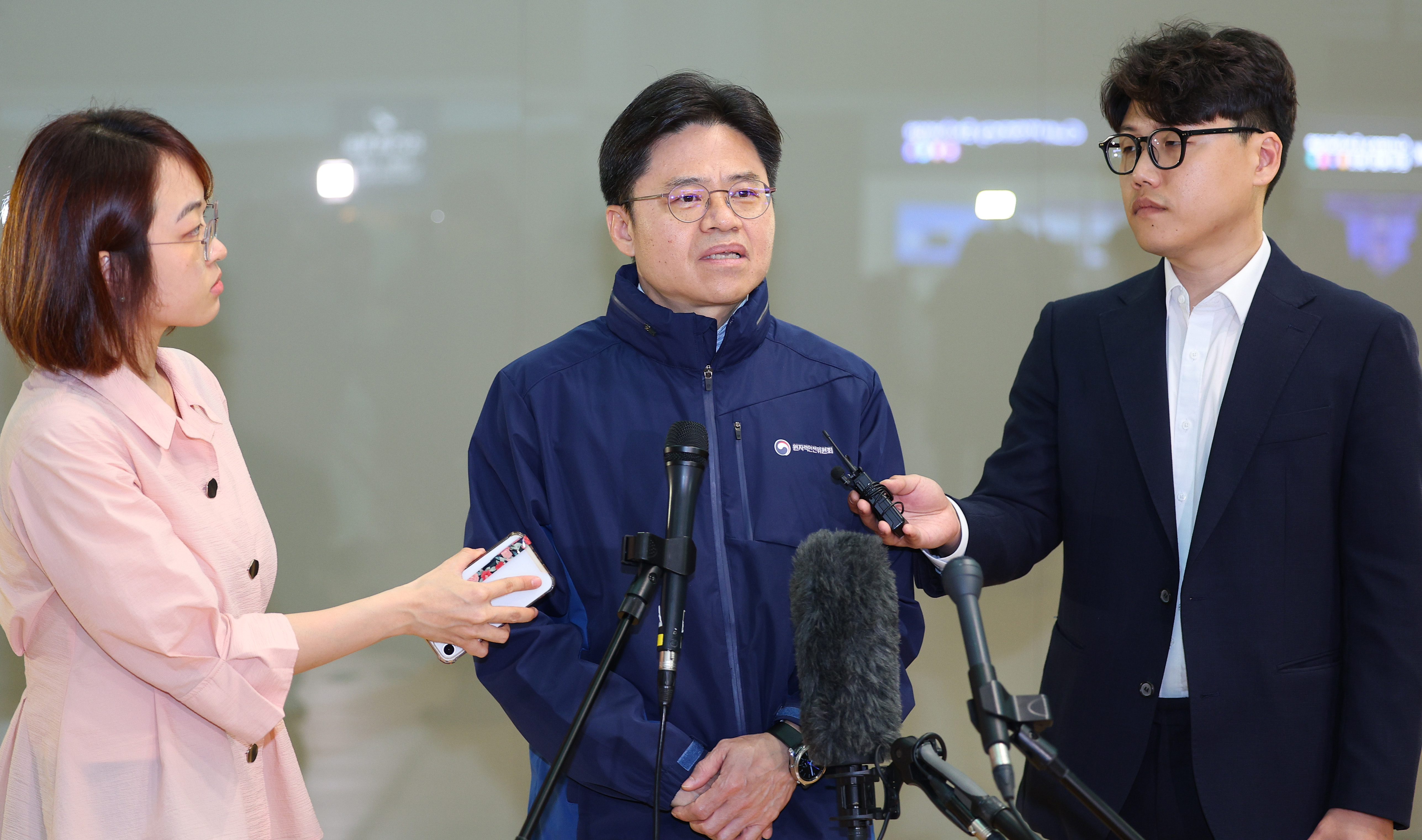 출국 전 취재진 질문에 답하는 유국희 시찰단장