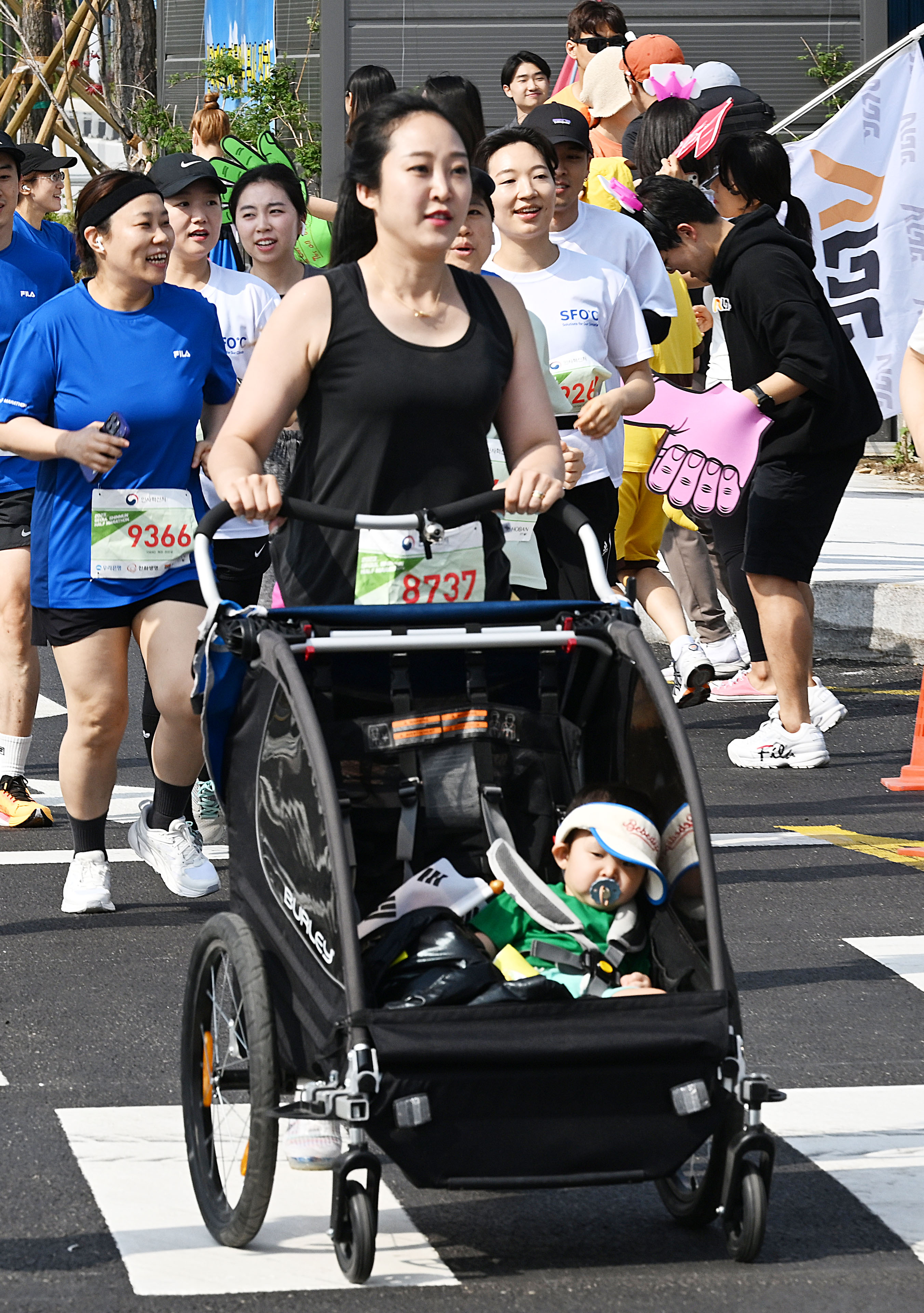 10㎞ 코스에 참가한 김현정씨가 유아차에 태운 아들과 함께 달리고 있다. 김씨는 완주 소감에서 “엄마들은 다 할 수 있다”고 외쳤다.