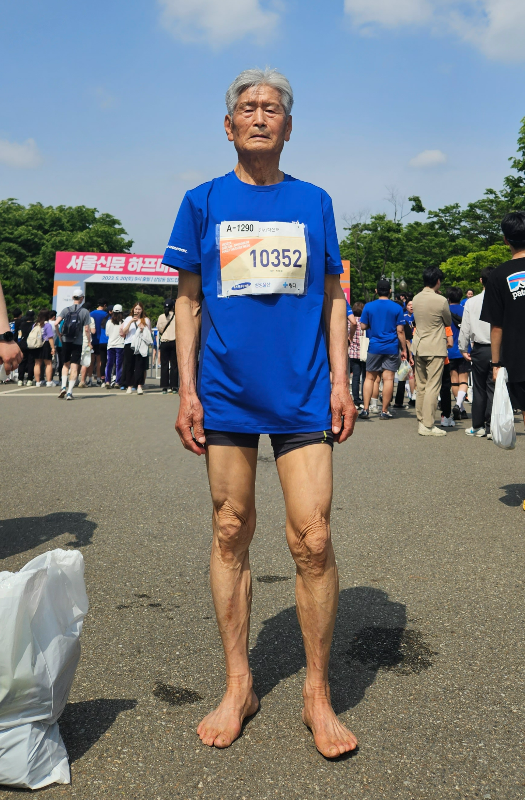 마라톤 대회의 전체 참가자 중 최고령자인 87세 신홍철씨가 20일 5㎞ 코스를 맨발로 완주한 뒤 자랑스럽게 두 발을 내보이고 있다. 곽소영 기자