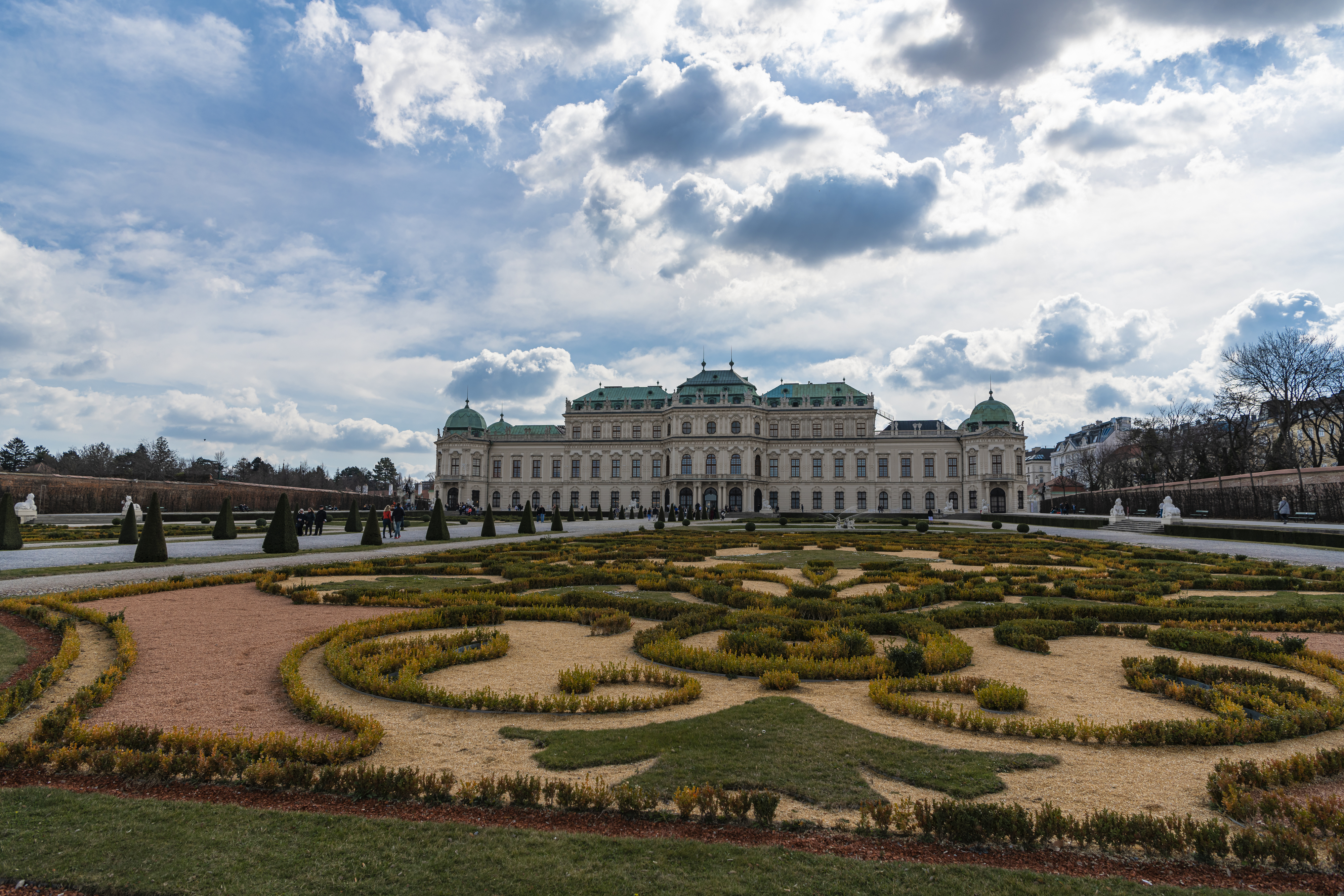 오스트리아 빈에 있는 벨베데레 미술관은 18세기 초 여름 별장용 궁전으로 지어졌다. 합스부르크 왕가의 소장품 전시장이었던 곳으로, 웅장한 건축물과 화려한 정원이 어우러져 있다.  이승원 작가 제공