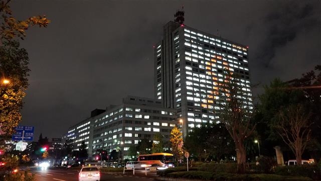 일본의 정부부처들이 밀집해 있는 도쿄의 한복판 지요다구 가스미가세키 지구. 후생노동성(오른쪽) 등 정부청사들이 저녁 6시가 지났는데도 잔업하는 공무원들로 환히 불을 밝히고 있다. 김태균 기자