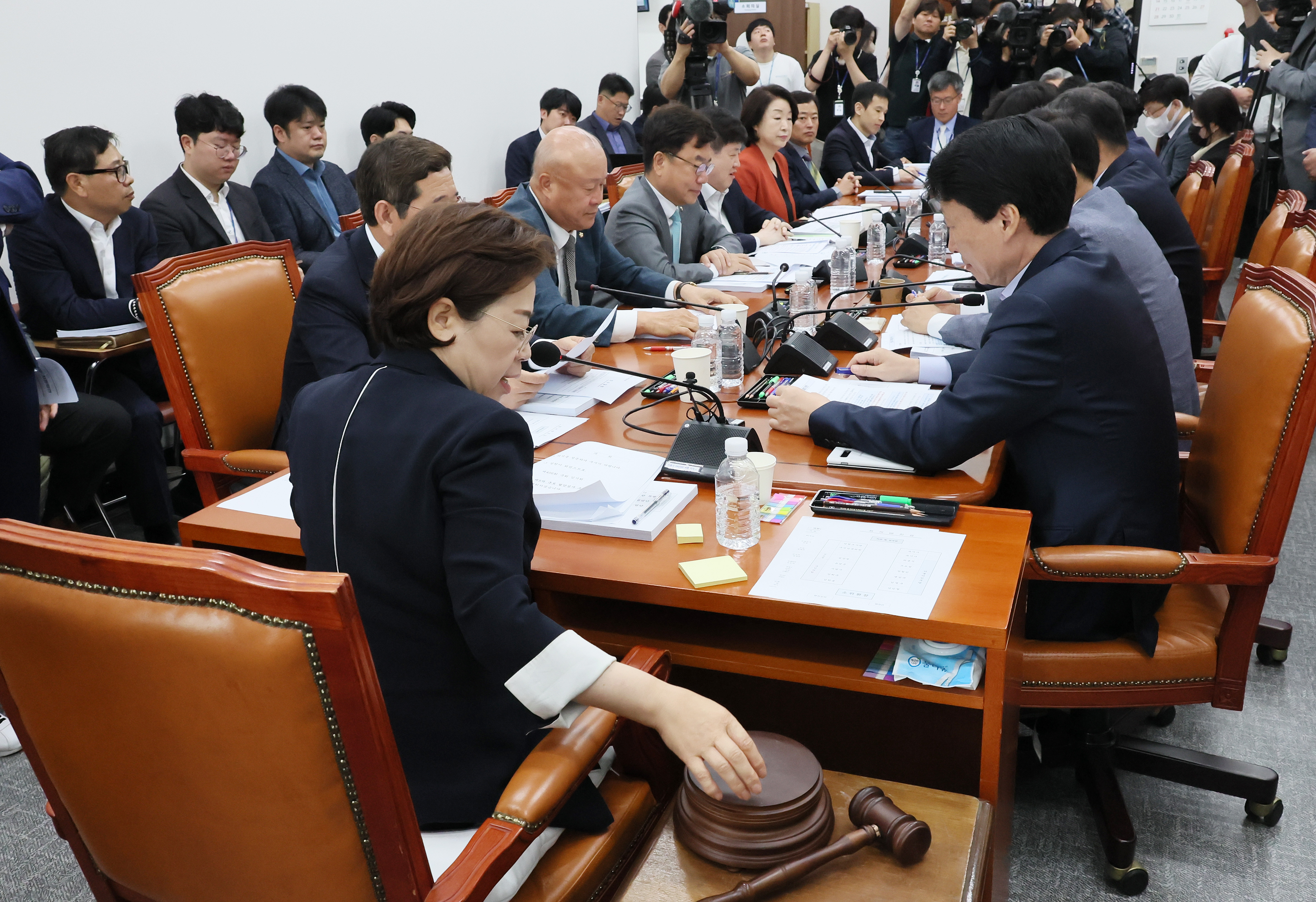 의사봉 두드리는 김정재 국토교통위 국토법안심사소위원장