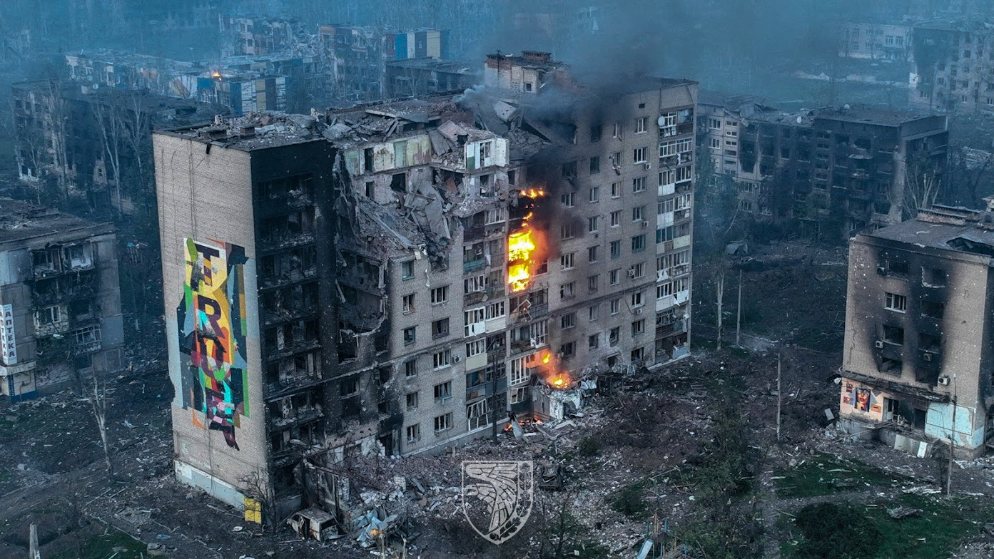 21일(현지시간) 우크라이나 동부 최대 격전지 바흐무트에 있는 한 아파트 단지가 러시아의 폭격으로 불타고 있다. 러시아군은 바흐무트를 완전히 점령했다고 주장했으나 우크라이나는 러시아의 주장을 공식 부인했다. 바흐무트 로이터 연합뉴스