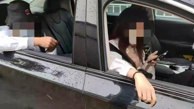 승객 위 모우지앙(54)·위 모우지아(25) 부녀는 약 32시간 동안 택시 하차를 거부했다. 펑파이신문 보도화면 캡처