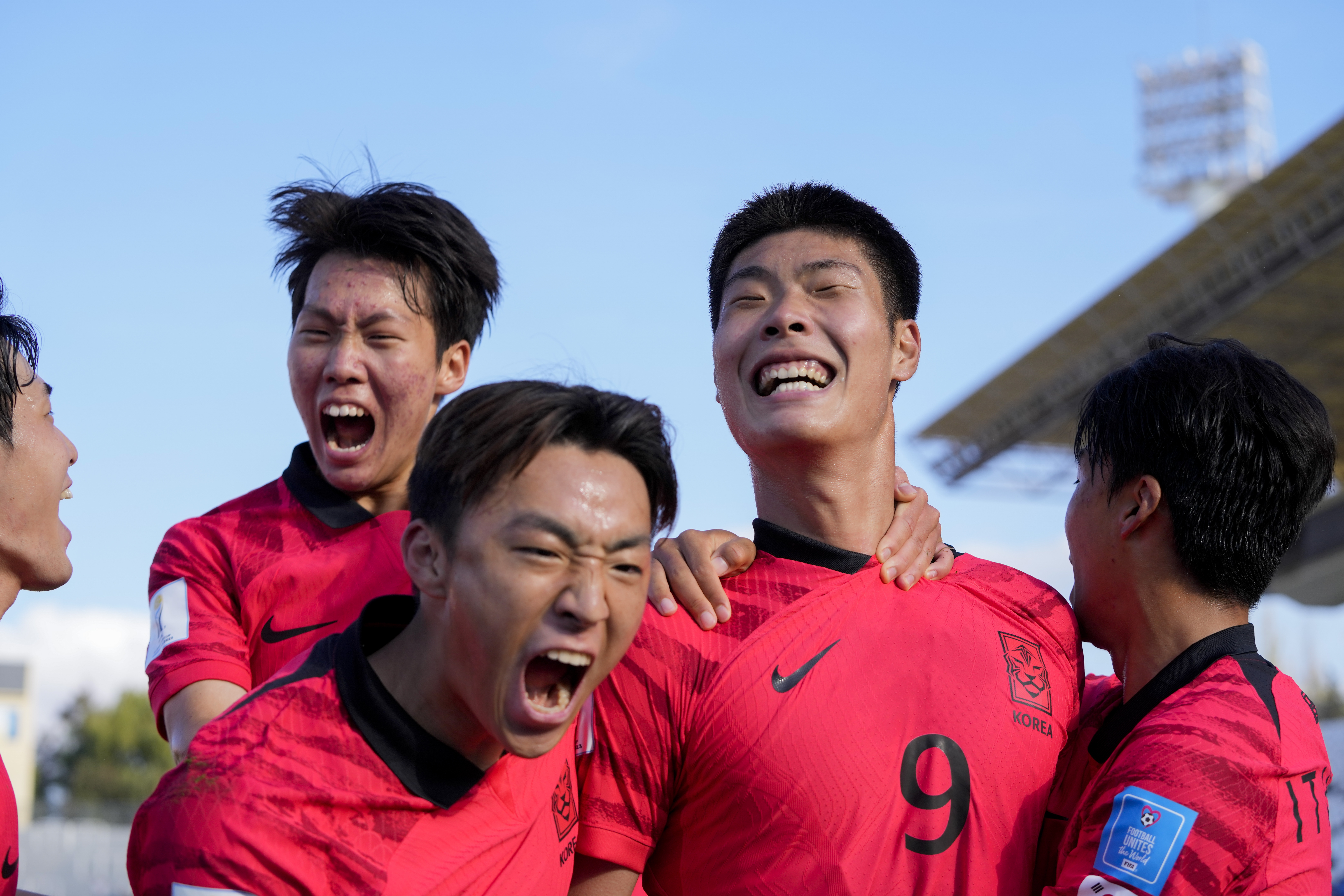 20세 이하 한국 축구 대표팀 선수들이 23일(한국시간) U20 월드컵  F조 조별리그 프랑스와의 1차전에서 두 번째 골을 넣은 이영준(오른쪽 두번째)과 함께 기뻐하고 있다. AP 연합뉴스