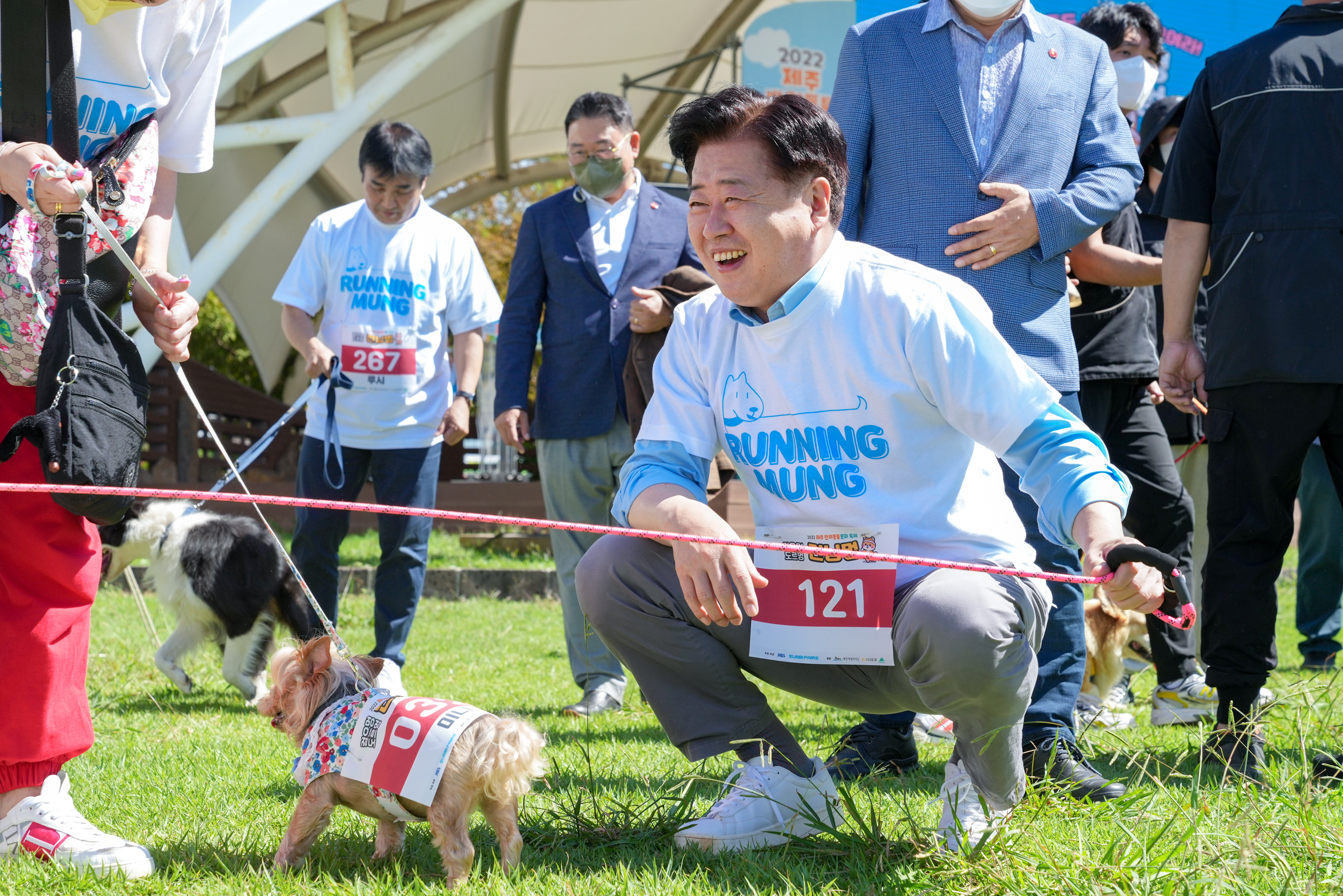 지난해 9월 제주시민복지타운광장에서 열린 ‘2022 제주 반려동물 문화축제’에서 오영훈 지사가 멍멍이와 게임을 즐기고 있다. 제주도 제공