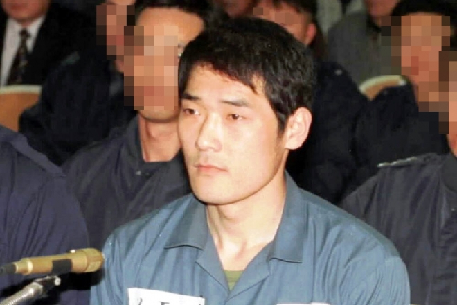신출귀몰 도피 끝에 검거된 신창원이 1999년 11월 부산지법에서 재판을 받고 있다
