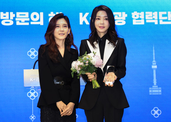 김건희 여사가 23일 서울 중구 한국관광공사 홍보관 ‘하이커 그라운드’에서 열린 K-관광 협력단 출범식에서 한국방문의해위원회 명예위원장으로 추대된 뒤 이부진 위원장(왼쪽)과 기념촬영을 하고 있다. 2023.5.23 연합뉴스