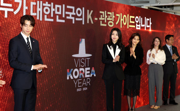 김건희 여사가 23일 서울 중구 한국관광공사 홍보관 ‘하이커 그라운드’에서 열린 K-관광 협력단 출범식에서 이부진 한국방문의 해 위원장(오른쪽 세번째), 한국방문의 해 홍보대사인 배우 차은우(왼쪽) 등 참석자들과 초청장 발송 세리머니를 하고 있다. 2023.5.23 연합뉴스