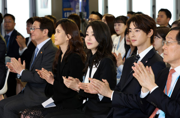 김건희 여사가 23일 서울 중구 한국관광공사 홍보관 ‘하이커 그라운드’에서 열린 K-관광 협력단 출범식에 참석하고 있다. 왼쪽부터 박보균 문화체육관광부 장관, 이부진 한국방문의 해 위원장, 김건희 여사, 차은우 한국방문의 해 홍보대사, 김장실 한국관광공사 사장. 2023.5.23 연합뉴스