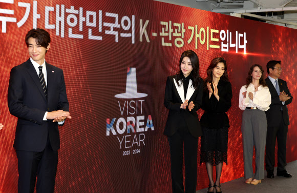 김건희 여사가 23일 서울 중구 한국관광공사 홍보관 ‘하이커 그라운드’에서 열린 K-관광 협력단 출범식에서 이부진 한국방문의 해 위원장(오른쪽 세번째), 한국방문의 해 홍보대사인 배우 차은우(왼쪽) 등 참석자들과 초청장 발송 세리머니를 하고 있다. 2023.5.23 연합뉴스