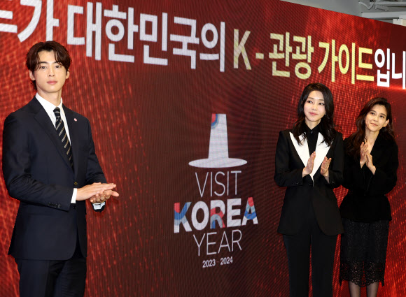 김건희 여사가 23일 서울 중구 한국관광공사 홍보관 ‘하이커 그라운드’에서 열린 K-관광 협력단 출범식에서 이부진 한국방문의 해 위원장(오른쪽), 한국방문의 해 홍보대사인 배우 차은우(왼쪽) 등 참석자들과 초청장 발송 세리머니를 하고 있다. 2023.5.23 연합뉴스