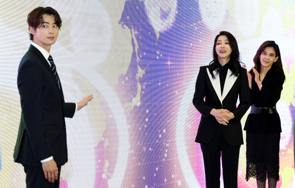 김건희 여사가 23일 서울 중구 한국관광공사 홍보관 ‘하이커 그라운드’에서 열린 K-관광 협력단 출범식에서 이부진 한국방문의 해 위원장(오른쪽), 한국방문의 해 홍보대사인 배우 차은우(왼쪽) 등 참석자들과 초청장 발송 세리머니를 하고 있다. 2023.5.23 연합뉴스