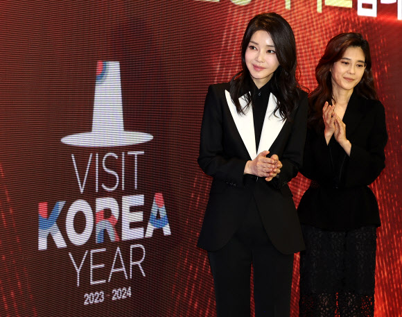 김건희 여사가 23일 서울 중구 한국관광공사 홍보관 ‘하이커 그라운드’에서 열린 K-관광 협력단 출범식에서 이부진 한국방문의 해 위원장(오른쪽)과 초청장 발송 세리머니를 하고 있다. 2023.5.23 연합뉴스