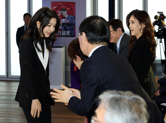 김건희 여사가 23일 서울 중구 한국관광공사 홍보관 ‘하이커 그라운드’에서 열린 K-관광 협력단 출범식에서 격려사를 마친 뒤 이부진 한국관광의 해 위원장(오른쪽) 등 참석자들의 박수를 받고 있다. 2023.5.23 연합뉴스