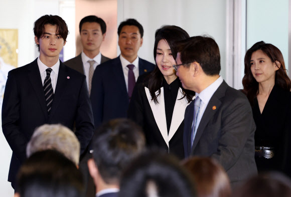 김건희 여사가 23일 서울 중구 한국관광공사 홍보관 ‘하이커 그라운드’에서 열린 K-관광 협력단 출범식에 이부진 한국관광의 해 위원장(오른쪽), 한국방문의 해 홍보대사인 배우 차은우(왼쪽) 등 참석자들과 입장하고 있다. 2023.5.23 연합뉴스