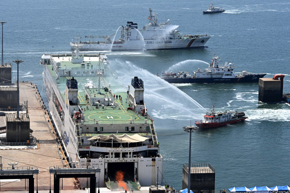 23일 오후 경기도 평택항 국제여객터미널에서 국제여객선 입항 중 화재 발생 상황을 가정한 ‘국제여객선 복합재난 합동 대응 훈련’이 열리고 있다. 2023.5.23. 공동취재