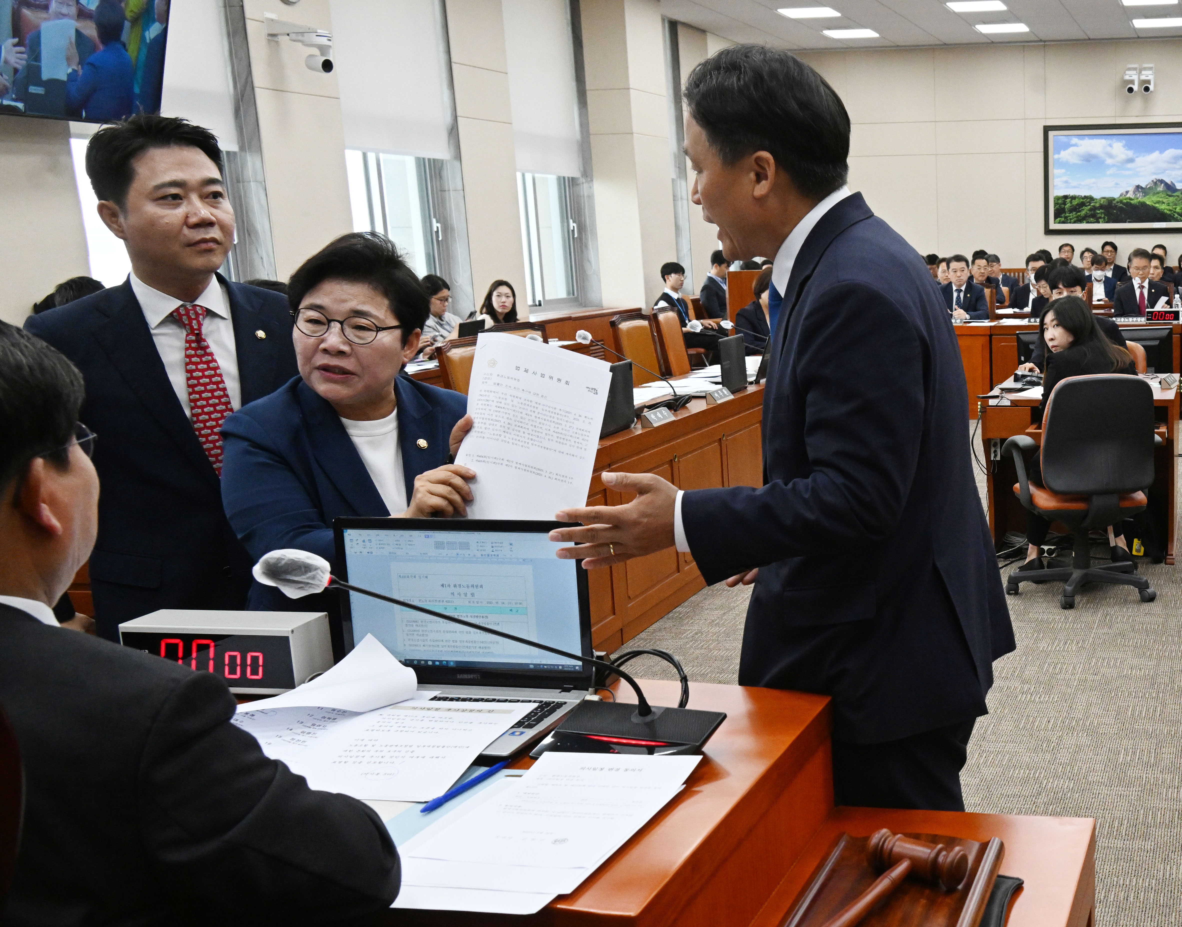 더불어민주당과 정의당 등 야당이 24일 국회 환경노동위원회 전체회의에서 ‘노란봉투법’(노동조합 및 노동관계조정법 2, 3조 개정안)의 본회의 직회부 요구안을 단독으로 표결해 처리를 하려하자 국민의힘 간사인 임이자 의원이 강하게 항의 하고 있다.2023,5,24안주영 전문기자