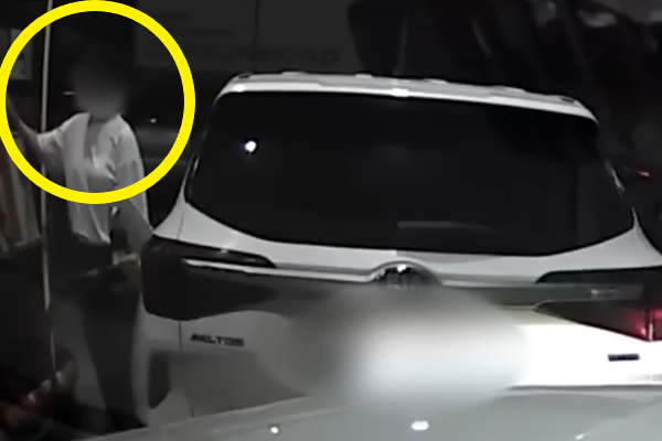 광주의 한 주유소에서 한 차주가 주유를 하면서 입에 담배를 물고 있는 모습. 유튜브 채널 ‘그것이 블랙박스’ 캡처