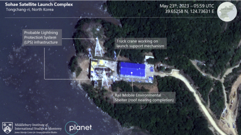 미국 상업위성업체 플래닛랩스가 지난 23일 북한 동창리 서해위성발사장 일대를 촬영한 위성사진. 새로운 발사장의 이동식 기지에서 파란색 지붕이 완성된 모습   자유아시아방송(RFA) 캡쳐