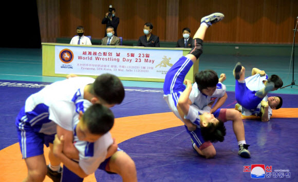 북한은 지난 23일 ‘세계 레슬링의 날’ 기념행사가 평양 청춘거리 배드민턴 경기관에서 열렸다고 조선중앙통신이 24일 보도했다. 2023.5.24 . 평양 조선중앙통신 연합뉴스