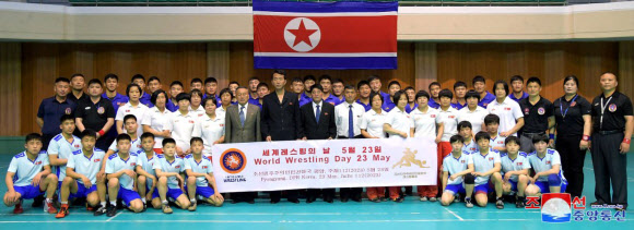 북한은 지난 23일 ‘세계 레슬링의 날’ 기념행사가 평양 청춘거리 배드민턴 경기관에서 열렸다고 조선중앙통신이 24일 보도했다. 2023.5.24. 평양 조선중앙통신 연합뉴스