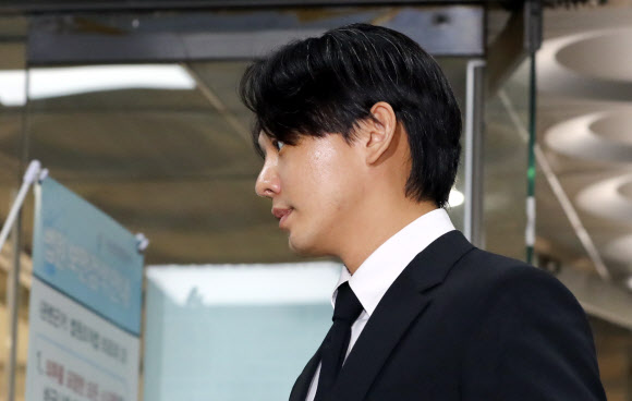 마약투약 혐의로 구속영장이 청구된 배우 유아인 씨가 24일 서울 서초구 서울중앙지법에서 열리는 영장실질심사에 출석하고 있다. 2023.5.24. 공동취재