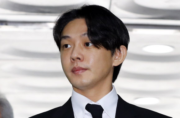 마약투약 혐의로 구속영장이 청구된 배우 유아인 씨가 24일 서울 서초구 서울중앙지법에서 열리는 영장실질심사에 출석하고 있다. 2023.5.24. 공동취재