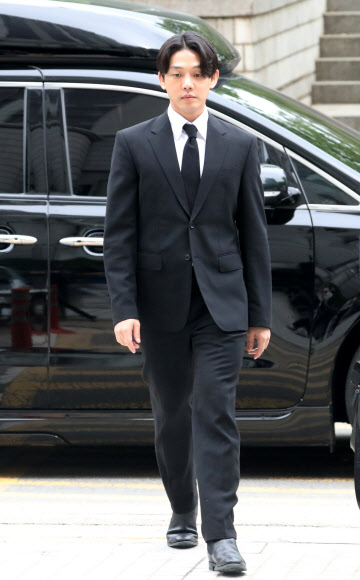 마약투약 혐의로 구속영장이 청구된 배우 유아인 씨가 24일 서울 서초구 서울중앙지법에서 열리는 영장실질심사에 출석하고 있다. 2023.5.24. 공동취재