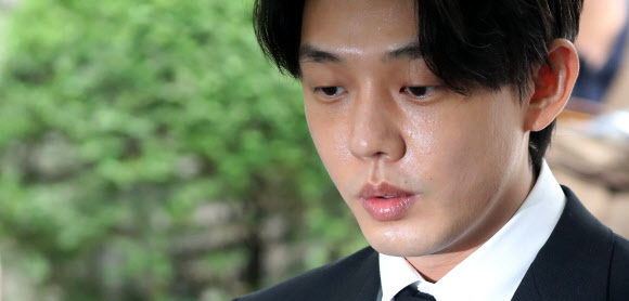 마약투약 혐의로 구속영장이 청구된 배우 유아인 씨가 24일 서울 서초구  서울중앙지법에서 열리는 영장실질심사에 출석하고 있다. 2023.5.24. 공동취재