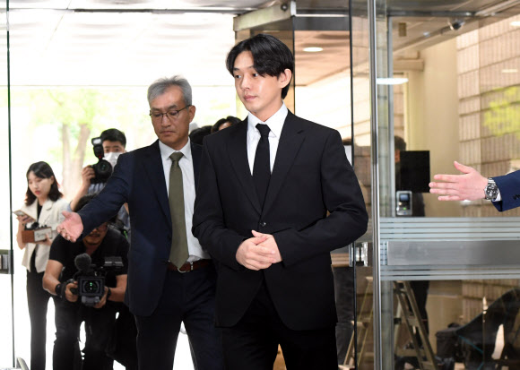 마약투약 혐의로 구속영장이 청구된 배우 유아인 씨가 24일 서울 서초구 서울중앙지법에서 열리는 영장실질심사에 출석하고 있다. 2023.5.24. 공동취재