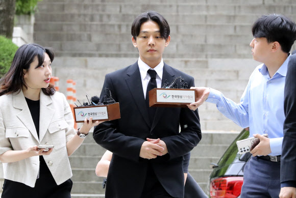 마약투약 혐의로 구속영장이 청구된 배우 유아인 씨가 24일 서울 서초구 서울중앙지법에서 열리는 영장실질심사에 출석하고 있다. 2023.5.24. 공동취재