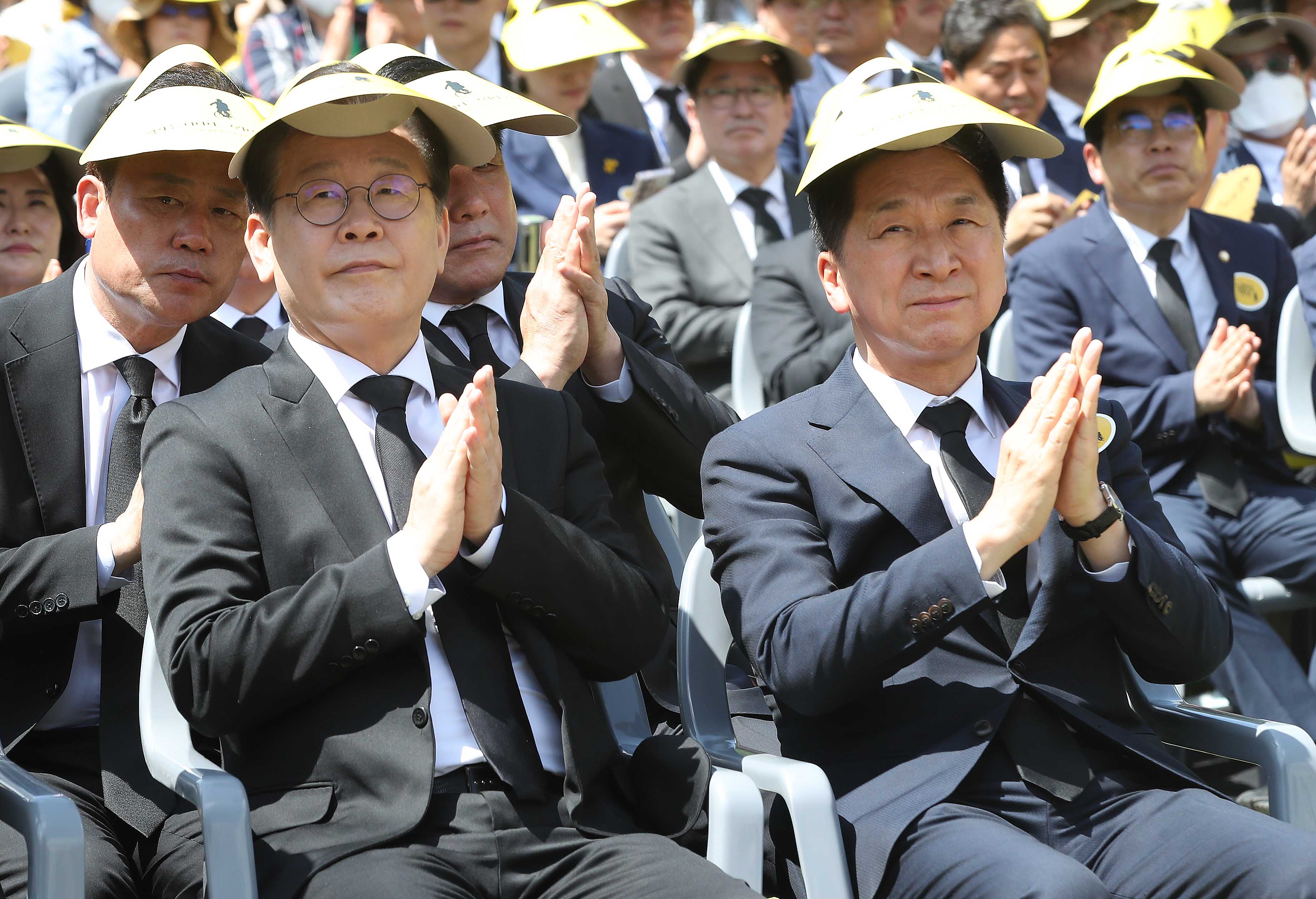 노무현 전 대통령 추도식에 참석한 이재명과 김기현